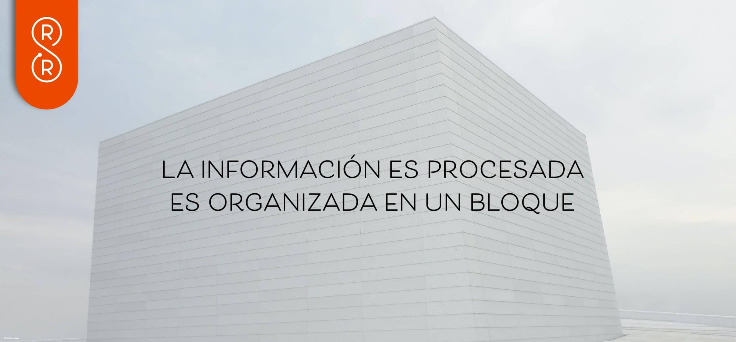 información es procesada en bloques